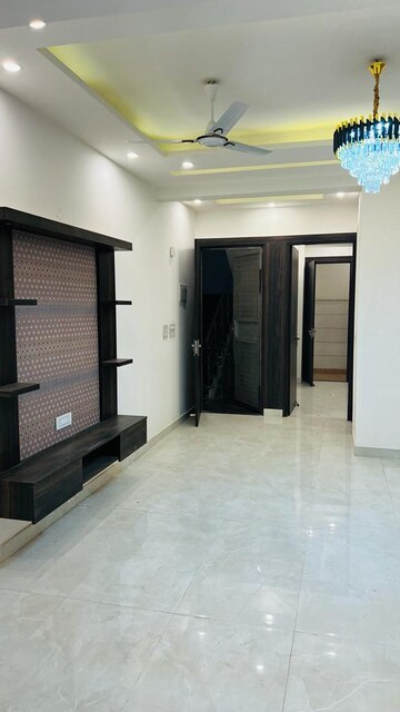 Room in 2 BHK Builder Floor at Pratap Vihar – for Sale