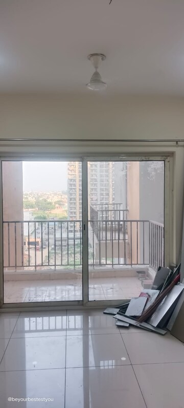 Room in 3 BHK Apartment at Panchsheel Greens II, Sector 16 Greater Noida – for Sale