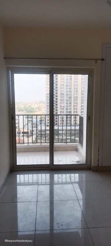 Room in 3 BHK Apartment at Panchsheel Greens II, Sector 16 Greater Noida – for Sale