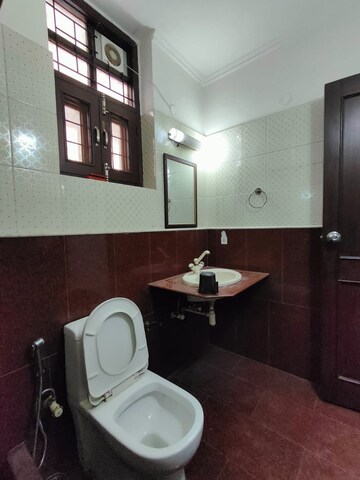 Master Bedroom in 4 BHK Apartment at Unitech Heritage City, Sector 25 – for Sale