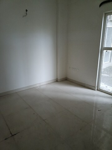 Room in 4 BHK Apartment at Vinayak Vista, Lake Town – for Sale