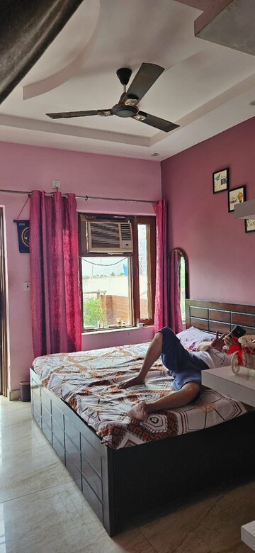 Bedroom in 3 BHK Builder Floor at Spring Field, Sector 31 – for Sale