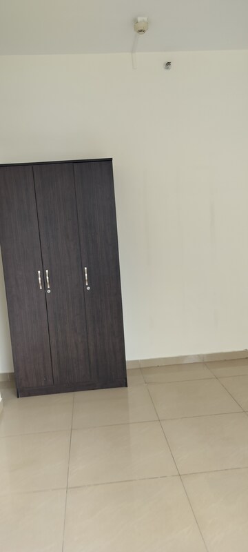 Room in 2 BHK Apartment at Amanora Future Towers, Hadapsar – for Sale
