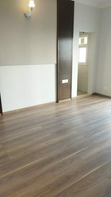 Room in 3 BHK Apartment at RG Luxury Homes Phase II, Sector 36 Greater Noida – for Sale