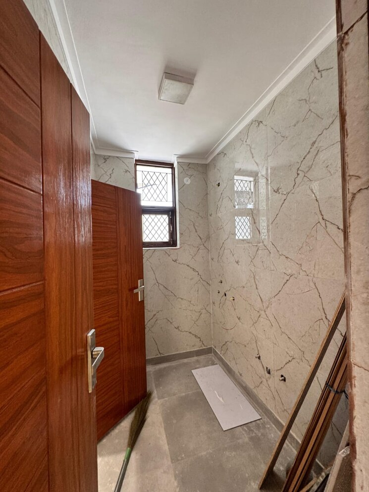 Bathroom, green fields colony 3 Bedroom 200 Sq.Ft. Builder Floor In Green Fields Colony Faridabad 7489425