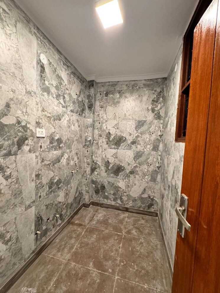 Bathroom, green fields colony 3 Bedroom 200 Sq.Ft. Builder Floor In Green Fields Colony Faridabad 7489425