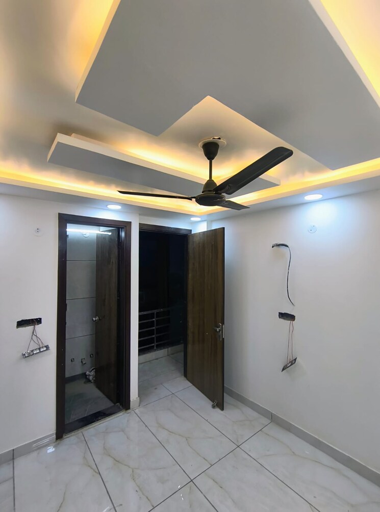 Room, dwarka mor 3 Bedroom 132 Sq.Yd. Builder Floor In Dwarka Mor Delhi 7492666