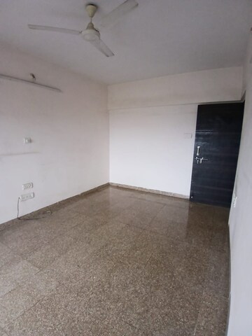 Room in 2.5 BHK Apartment at Veena Saaz, Kandivali East – for Sale