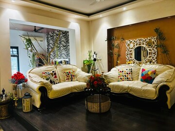 Bedroom in 3 BHK Builder Floor at Dlf Phase ii – for Sale