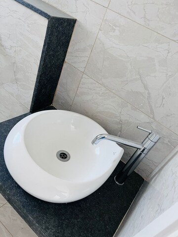 Attached Bathroom in 1.5 BHK Apartment at Amanora Gold Towers, Hadapsar – for Sale