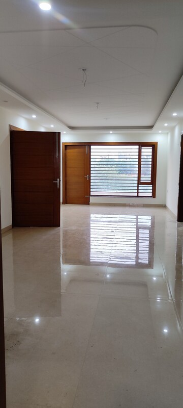 Room in 3 BHK Builder Floor at BPTP Park Central, Sector 85 – for Sale