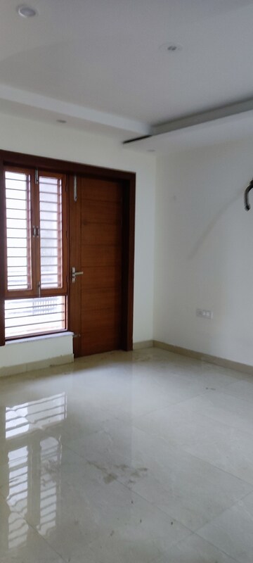 Room in 3 BHK Builder Floor at BPTP Park Central, Sector 85 – for Sale