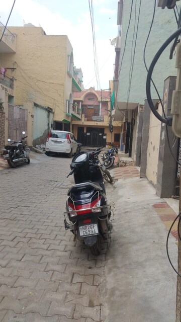Parking in 3 BHK Builder Floor at Shree Ram Apartments Gurgaon, Laxman Vihar – for Sale
