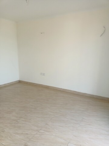 Room in 3 BHK Apartment at Gaur Yamuna City 16th Park View, Gaur Yamuna City – for Sale