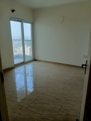 Room in 3 BHK Apartment at Gaur Yamuna City 16th Park View, Gaur Yamuna City – for Sale