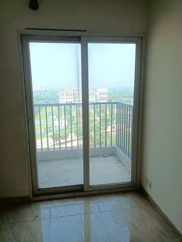 Room in 3 BHK Apartment at Gaur Yamuna City 16th Park View, Gaur Yamuna City – for Sale