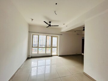 Room in 2.5 BHK Apartment at Panchsheel Greens II, Sector 16 Greater Noida – for Sale