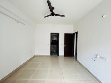 Room in 2.5 BHK Apartment at Panchsheel Greens II, Sector 16 Greater Noida – for Sale