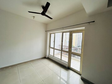 Room in 2.5 BHK Apartment at Panchsheel Greens II, Sector 16 Greater Noida – for Sale