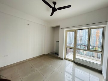 Room in 2.5 BHK Apartment at Panchsheel Greens II, Sector 16 Greater Noida – for Sale