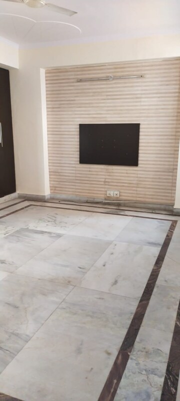 Room in 3.5 BHK Apartment at Amrapali Green, Vaibhav Khand – for Sale