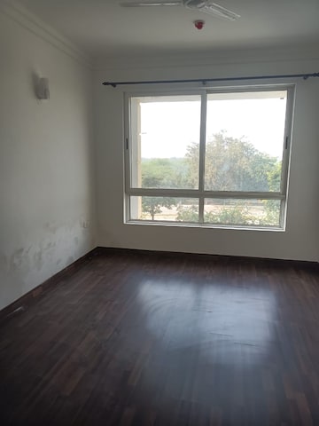 Room in 3 BHK Apartment at Jaypee Greens Kalypso Court, Sector 128 – for Rent