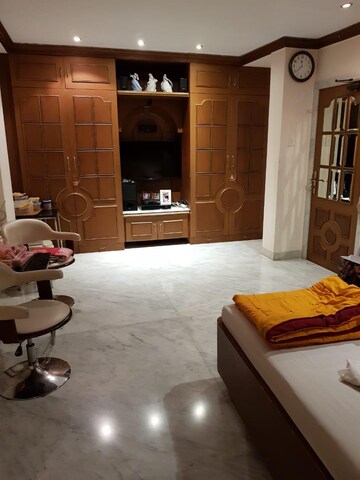 Living Room in 6+ BHK Apartment at Lady Ratan Tower, Worli – for Sale
