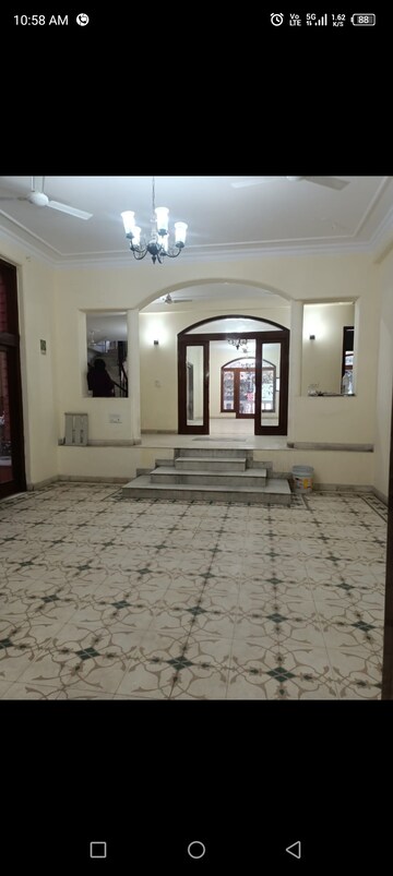 Parking in 6+ BHK Villa at Sushant Lok I – for Sale
