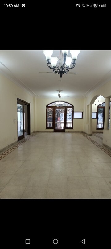 Room in 6+ BHK Villa at Sushant Lok I – for Sale
