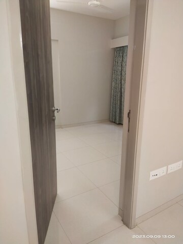 Room in 1 BHK Apartment at Mantri Park, Goregaon East – for Sale