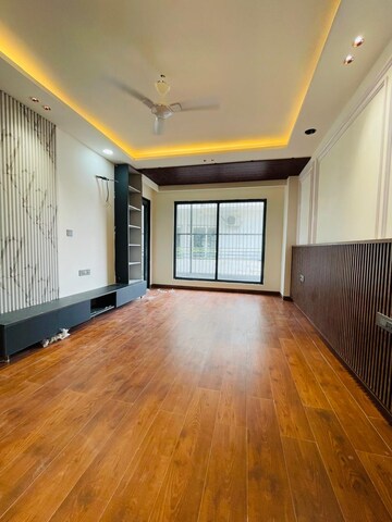 Room in 4 BHK Builder Floor at Uppal Southend, Sector 49 – for Sale
