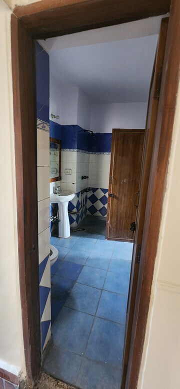 Furnished Amenities in 2.5 BHK Apartment at Mayur Vihar Phase 1 – for Sale