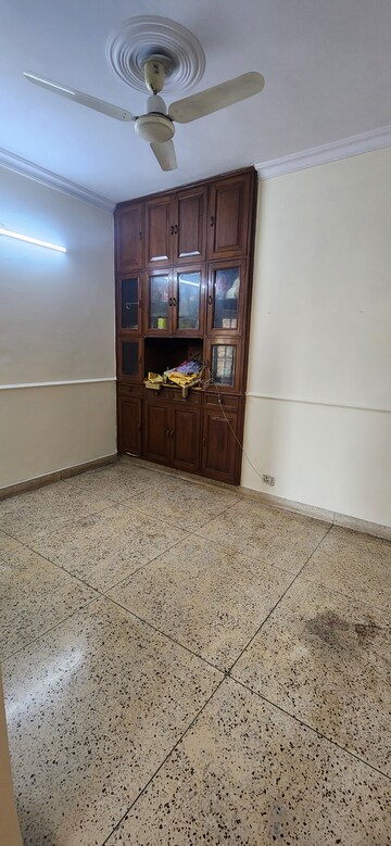 Furnished Amenities in 2.5 BHK Apartment at Mayur Vihar Phase 1 – for Sale