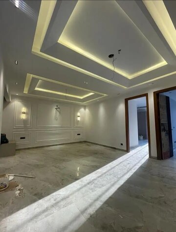 Parking in 3.5 BHK Builder Floor at Shastri Nagar – for Sale