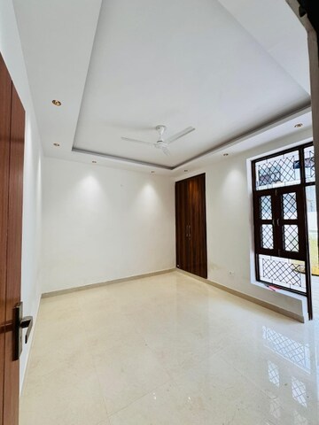 Room in 3 BHK Builder Floor at Green Fields Colony – for Sale