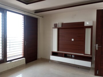 Room in 4 BHK Builder Floor at Puri Vip Floors, Sector 81 – for Sale