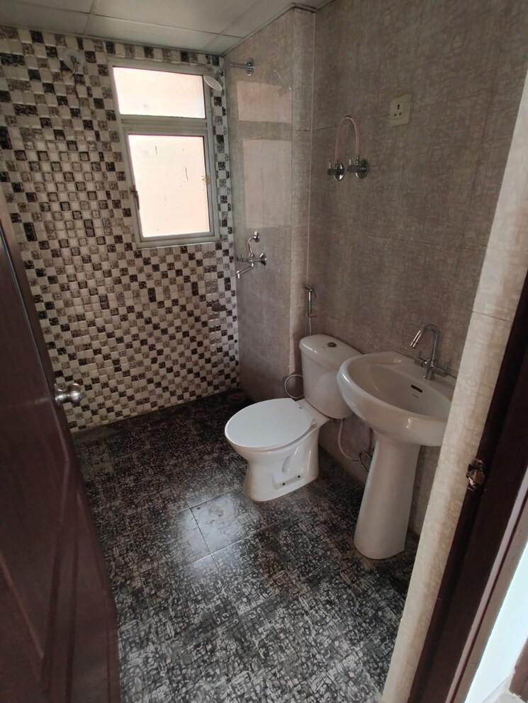 Bathroom, aditya-urban-homes 2 Bedroom 840 Sq.Ft. Apartment In Shahpur Bamheta Ghaziabad 7503641