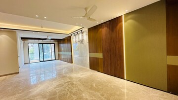 Room in 4 BHK Builder Floor at Unitech South City 1, Sector 41 – for Sale