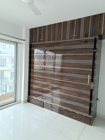 Room in 3 BHK Apartment at Soham Crystal Spires, Ghodbunder Road – for Sale