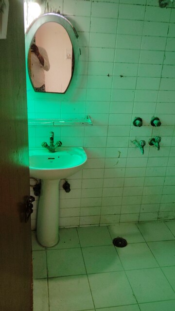 Bathroom in 3.5 BHK Apartment at Mansarovar Apartments Noida, Sector 61 – for Sale