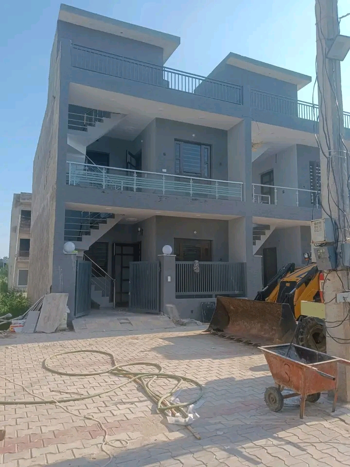 3 BHK + Servant Room,Study Room,Extra Room Independent House For Sale in Gtb Nagar 