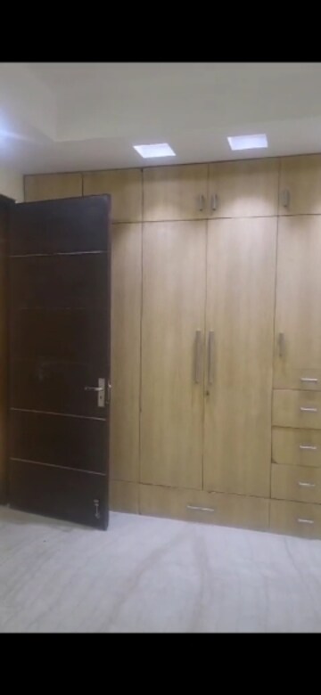Furnished Amenities in 3 BHK Builder Floor at Paschim Vihar – for Sale