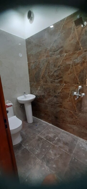 Bathroom in 4 BHK Apartment at Capital Royal Casa, Gms Road – for Sale
