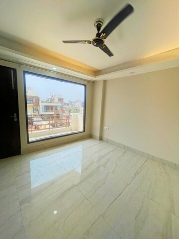 Room in 3 BHK Apartment at Unitech Fresco, Sector 50 – for Sale