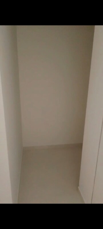 Room in 1.5 BHK Apartment at Lodha Amara, Kolshet Road – for Sale