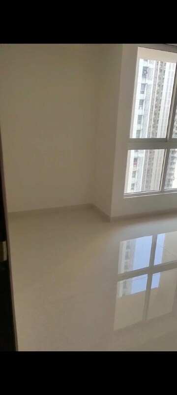 Room in 1.5 BHK Apartment at Lodha Amara, Kolshet Road – for Sale