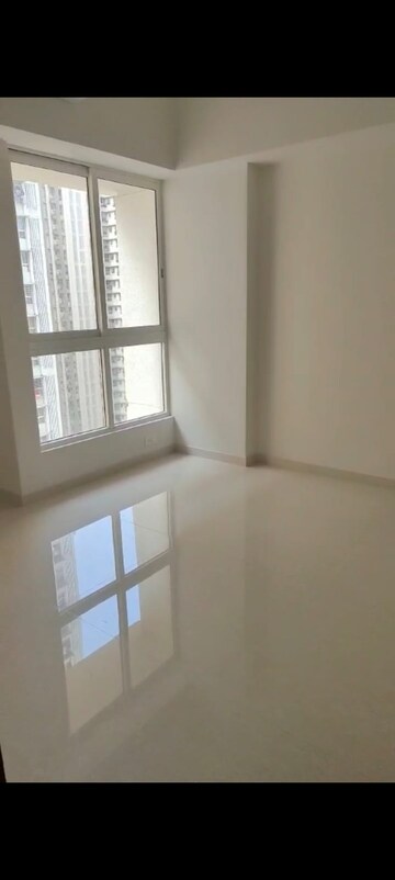 Room in 1.5 BHK Apartment at Lodha Amara, Kolshet Road – for Sale