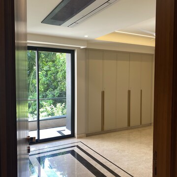 Room in 3 BHK Builder Floor at Nizamuddin – for Sale