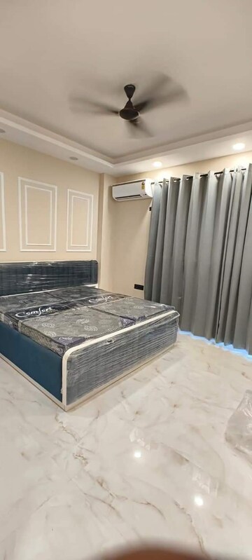 Bedroom in 5 BHK Builder Floor at DLF Pink Town House, Dlf City Phase 3 – for Sale