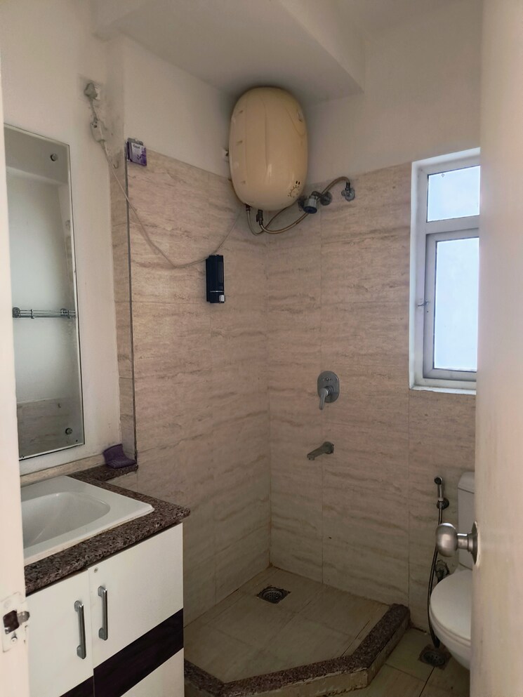 Bathroom, moti nagar 3 Bedroom 1600 Sq.Ft. Apartment In Moti Nagar Delhi 7511539